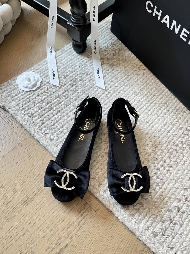 Chanel 24P早秋蝴蝶玛丽珍单鞋系列！ 小香家今年最好看的玛丽珍！ 必眼冲~ 圆尖头设计完全不挑脚型 面料羊皮 绒面 内里垫脚羊皮 真皮大底 码数：35-