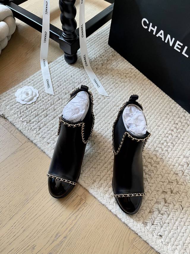 Chanel 经典链条短靴系列！ 顶级版本！ 经典链条配饰 细节满满 鞋面定制小牛皮 内里羊皮透气舒适 大底tpu橡胶 真皮底 跟高6Cm 码数：35-41 定