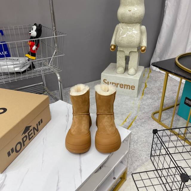 出厂 小爆款主推谁说雪地靴就一定是臃肿不堪的呢？这么好看的设计你见过吗？，保暖的同时一样可以时尚啊增高保暖休闲运动百搭的一款！！！ 不爱受束缚的你被冬天困住了吗