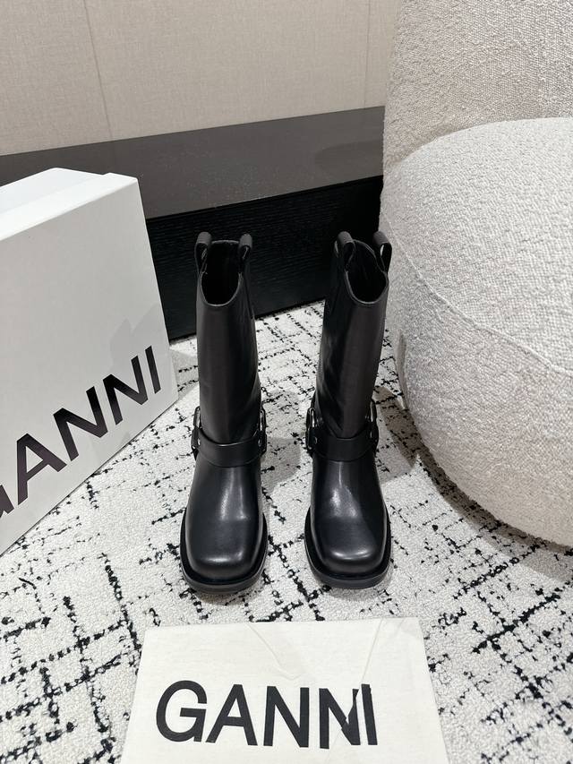短靴 中靴 长靴 Ganni 24 Aw #顶级版本 复古风多了一丝野性 自带狂野的雅痞风和潇洒的气质 鞋型完美修饰腿型 随意搭配都简洁飒爽干练 鞋面：Zp定制