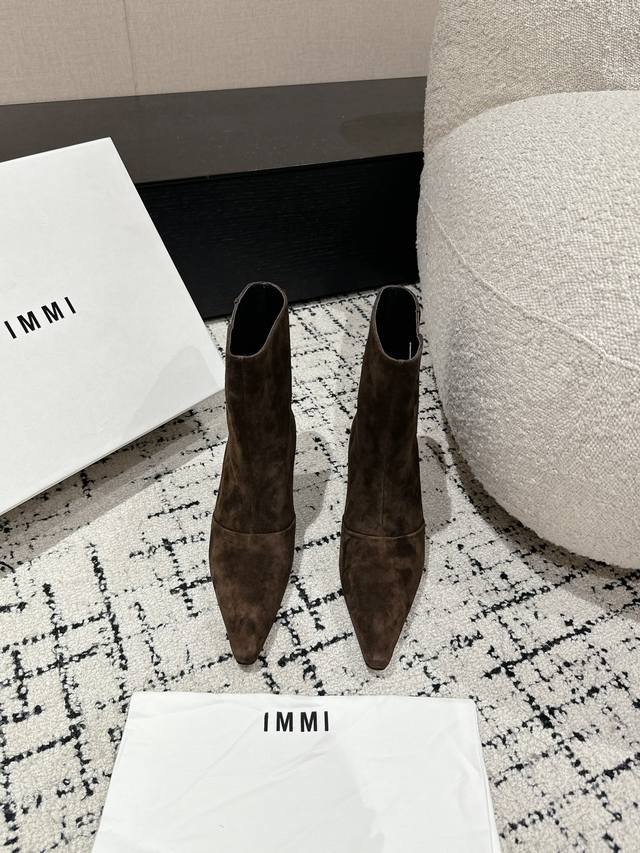 顶级版本 Immi 24 早秋新款 专柜卖断货的火爆款推荐给大家 简单不乏设计感，时髦单色款靴指数满分 好穿百搭绝绝子单品 增高效果肥肠好 面料：羊京 石头纹牛