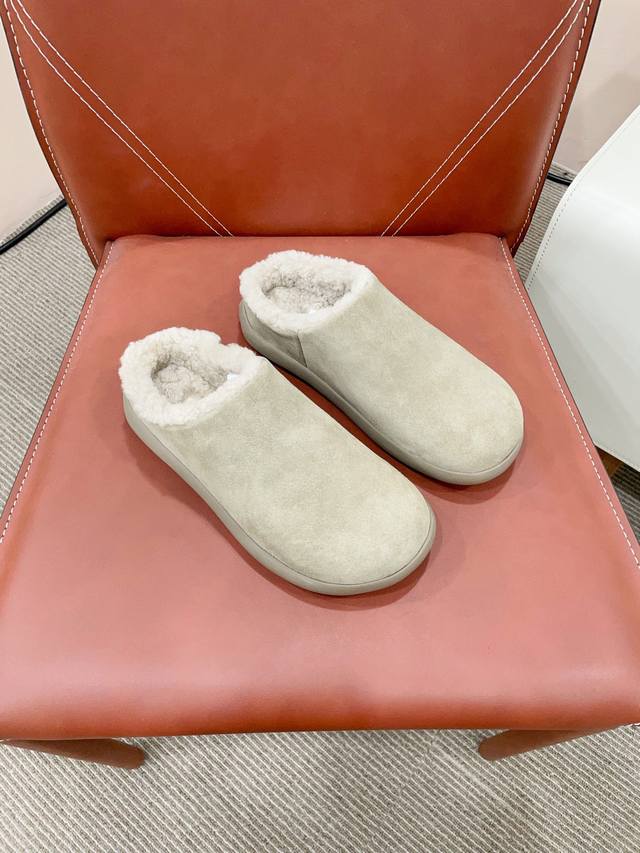 Ugg~24Vs秋冬爆款松糕厚底休闲毛鞋系列 圆头半拖毛鞋 一款不会撞衫的鞋子、简约的隔板设计上斑点的大底、鞋面真丝卷毛、秋冬季必备款、无论什么裤子裙子都能驾驭