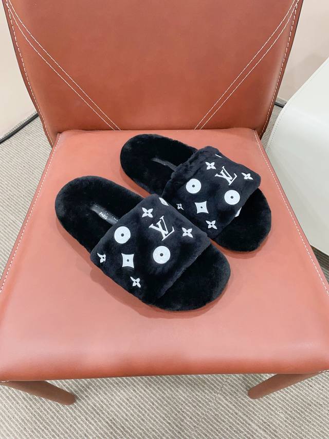 毛拖鞋 超舒适的lv毛拖 简约随性 时髦有范， 慵懒又不乏高级感，最舒适的拖鞋没有之一 随意上脚都好看有型，绝绝子 鞋面材质：羊皮毛一体 内里材质：羊皮毛一体