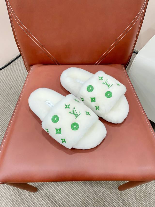毛拖鞋 超舒适的lv毛拖 简约随性 时髦有范， 慵懒又不乏高级感，最舒适的拖鞋没有之一 随意上脚都好看有型，绝绝子 鞋面材质：羊皮毛一体 内里材质：羊皮毛一体