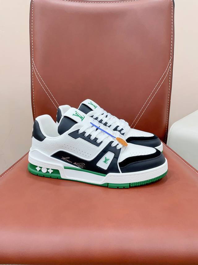 已认证 路易威lvtraine 运动鞋 Virgil Abloh 马卡龙系列从复古篮球鞋汲取灵感，打造备受青睐的lvtraine 运动鞋。此款鞋履为粒面牛皮革压