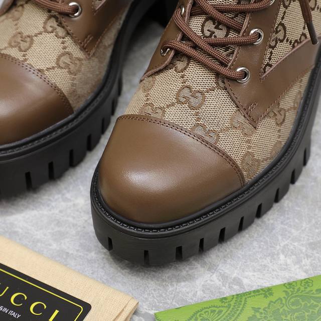 最高版本gucci*古奇ss新款顶级品质！ 古奇女士双gg电绣matelassé系带登山马丁靴 面料：进口原版布纹+开边珠 内里 垫脚：牛皮里 大底：Tpu防滑