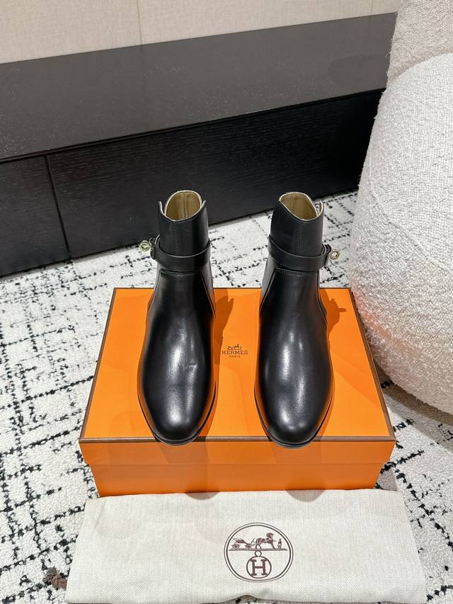顶级版本 Hermes Ss24 New Arrival～ H家 秋冬新品kelly扣短靴 永不过时的万年经典 款鞋型秀气精致， 搭配经典kelly扣装饰，高级