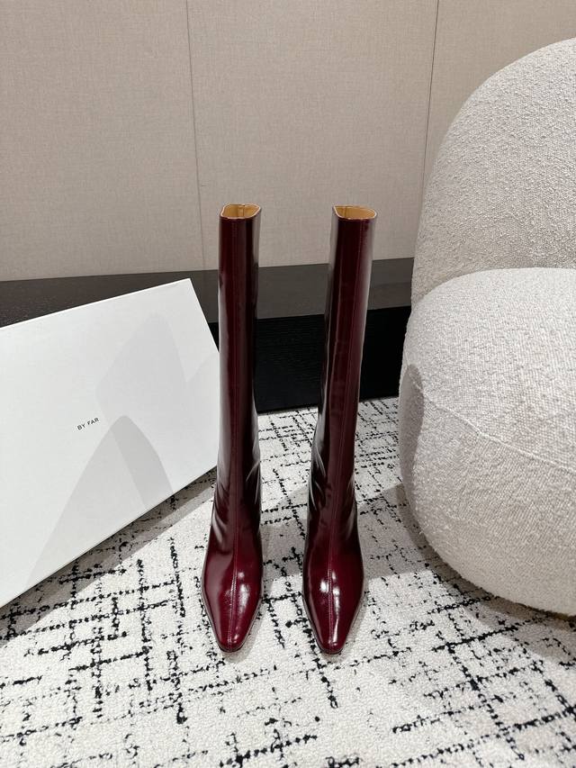 顶级版本 升级版by Far 秋冬上新 气质款 全皮版 小猫跟 新款长靴正品购入 小方头 更加时髦 拉长腿型 可以看到我们靴子侧面是按照人体腿型设计出来的弧度