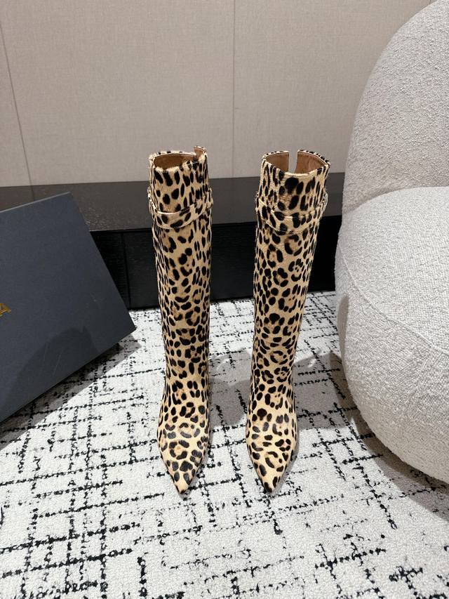 豹紋 Alaia 24 Ss秋冬新款长靴 尖头设计简单 表面没有什么花里胡哨的装饰 清新脱俗！极简主义炒鸡舒适的猫跟，时髦精绝对不能错过的必入款！扣带设计 百搭