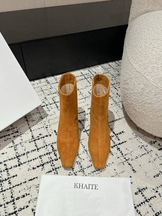 Khaite 小众潮牌 24Ss秋冬新品平跟小方头裸靴侧拉链短靴！ 时髦极小简方头搭配平跟的设计 潇洒百搭而且脚感很稳 而且在搭配上不用多做思考 连衣裙和小短裙