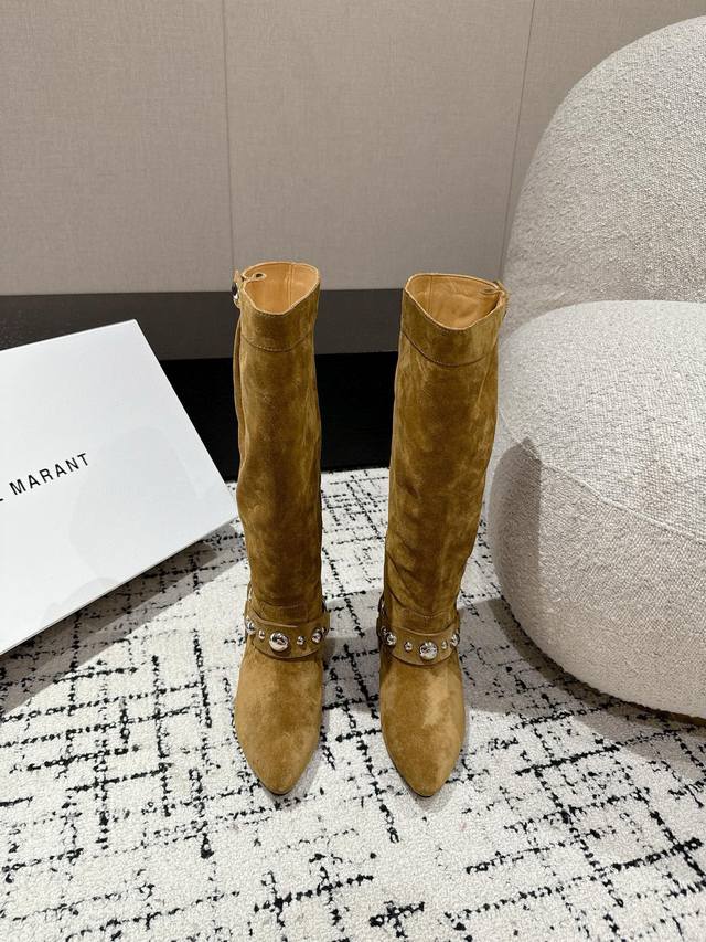 Isabel Marant Aw 秋冬经典复古长靴 西部风裸靴主宰 24Ss秀场，牛仔靴无疑是历久弥新的其一鞋款，而秋冬系列靴履则是超脱经典的出色之作 各大in