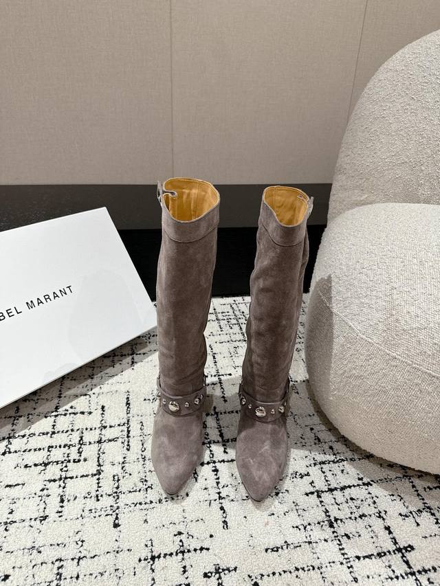 Isabel Marant Aw 秋冬经典复古长靴 西部风裸靴主宰 24Ss秀场，牛仔靴无疑是历久弥新的其一鞋款，而秋冬系列靴履则是超脱经典的出色之作 各大in
