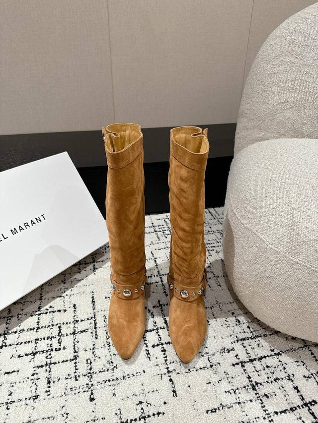 Isabel Marant Aw 秋冬经典复古长靴 西部风裸靴主宰 24Ss秀场，牛仔靴无疑是历久弥新的其一鞋款，而秋冬系列靴履则是超脱经典的出色之作 各大in