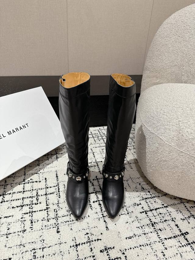 Isabel Marant Aw 秋冬经典复古长靴 西部风裸靴主宰 24Ss秀场，牛仔靴无疑是历久弥新的其一鞋款，而秋冬系列靴履则是超脱经典的出色之作 各大in