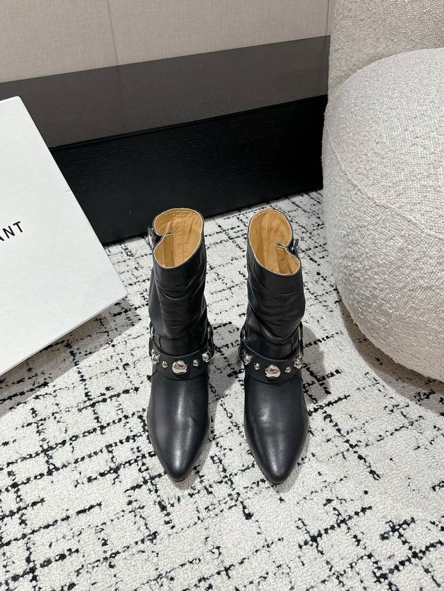 Isabel Marant Aw 秋冬经典复古短靴 西部风裸靴主宰 24Ss秀场，牛仔靴无疑是历久弥新的其一鞋款，而秋冬系列靴履则是超脱经典的出色之作 各大in