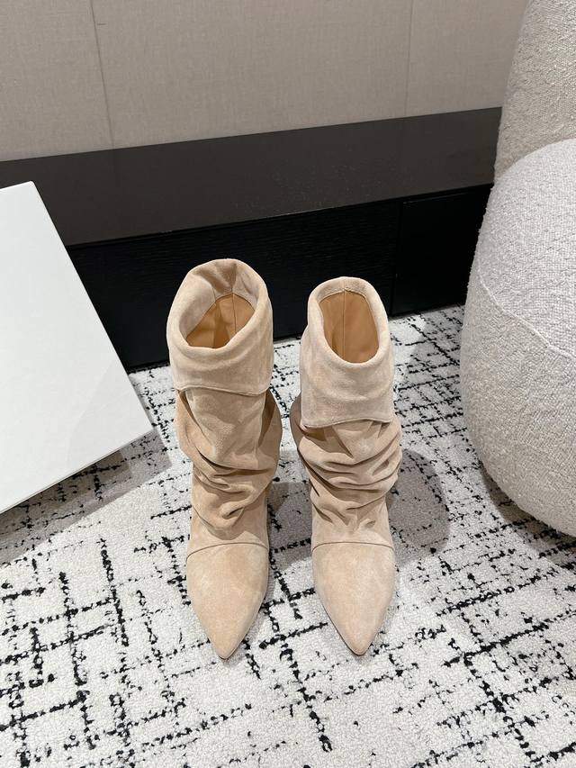 Isabel Marant 24 伊莎贝尔秋冬走秀款堆堆靴 一年四季都可以穿的靴子来了，一双封神的复古靴 简约复古设计，关键是舒适百分逛街日常都可，绝不会成为鞋