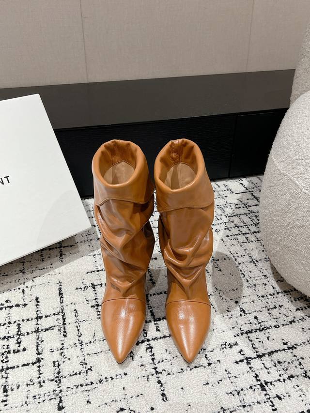 Isabel Marant 24 伊莎贝尔秋冬走秀款堆堆靴 一年四季都可以穿的靴子来了，一双封神的复古靴 简约复古设计，关键是舒适百分逛街日常都可，绝不会成为鞋