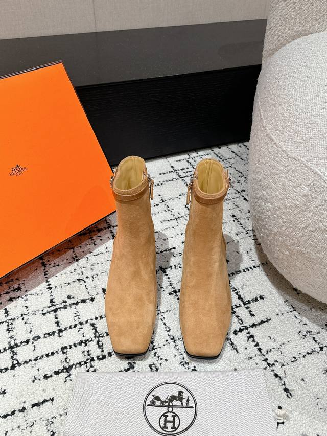 顶级版本 Hermes马家经典走秀款短靴 毋庸置疑是奢侈品中的翘楚 每个单品出来都是非常深入人心虽然款式出的少 但是胜在精 胜在经典 从来不会过时 属于保值升值