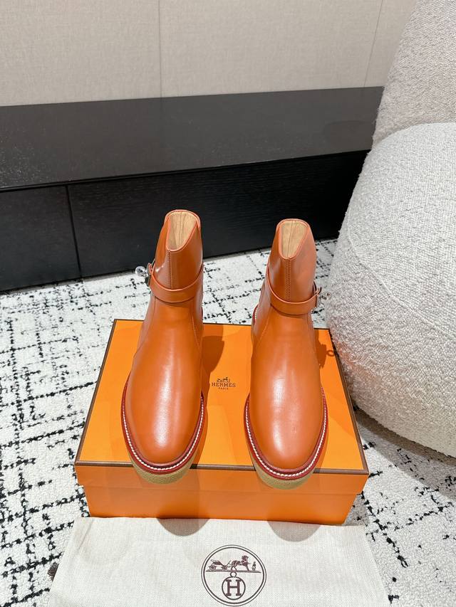 顶级版本 Hermes Ss24 New Arrival～ H家 秋冬新品kelly扣短靴 永不过时的万年经典 款鞋型秀气精致， 搭配经典kelly扣装饰，高级