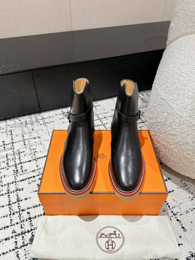 顶级版本 Hermes Ss24 New Arrival～ H家 秋冬新品kelly扣短靴 永不过时的万年经典 款鞋型秀气精致， 搭配经典kelly扣装饰，高级
