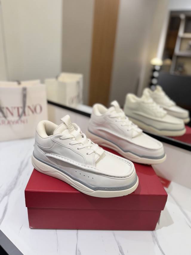 出厂价： Valentino专柜新款华伦天奴中帮新款运动鞋！情侣款款帅气十足 檀健次 张艺兴 李荣浩演绎，Runboot运动鞋，轻盈舒适，大都市休闲感十足。 原