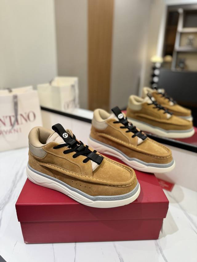 出厂价： Valentino专柜新款华伦天奴中帮新款运动鞋！情侣款款帅气十足 檀健次 张艺兴 李荣浩演绎，Runboot运动鞋，轻盈舒适，大都市休闲感十足。 原