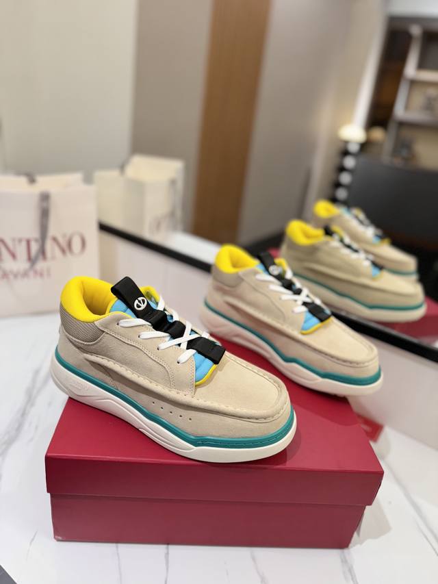 出厂价： Valentino专柜新款华伦天奴中帮新款运动鞋！情侣款款帅气十足 檀健次 张艺兴 李荣浩演绎，Runboot运动鞋，轻盈舒适，大都市休闲感十足。 原