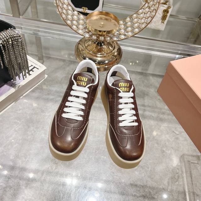 Miu Miu 24Ss 缪缪厚底饼干底 24Ss 春夏新款英伦风系带 小白鞋 休闲鞋 Miumiu秀场适当独一无二的擦色工艺工艺来自miu Miu系列的细节特