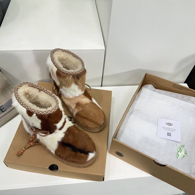 高品质出厂6寸 ！顶级品质油鸡鸡ugg Ss秋冬最新皮毛一体雪地靴！复古风吊坠点缀装饰时装雪地靴！这双柯基鞋上脚真的超鸡好看保暖，穿腻了经典普通款可以试一下这双