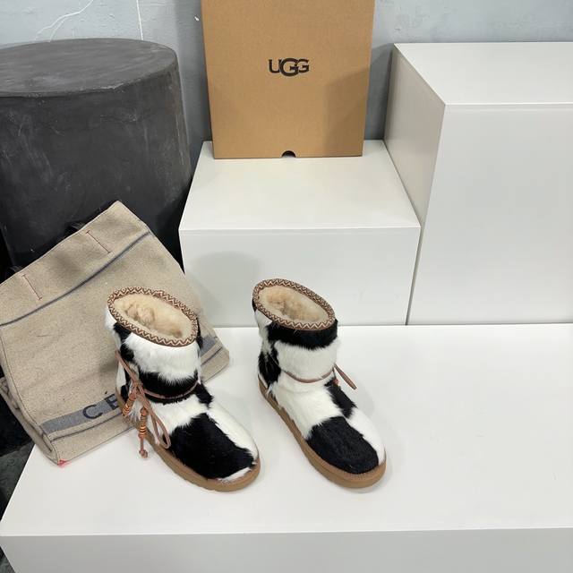 高品质出厂6寸 ！顶级品质油鸡鸡ugg Ss秋冬最新皮毛一体雪地靴！复古风吊坠点缀装饰时装雪地靴！这双柯基鞋上脚真的超鸡好看保暖，穿腻了经典普通款可以试一下这双