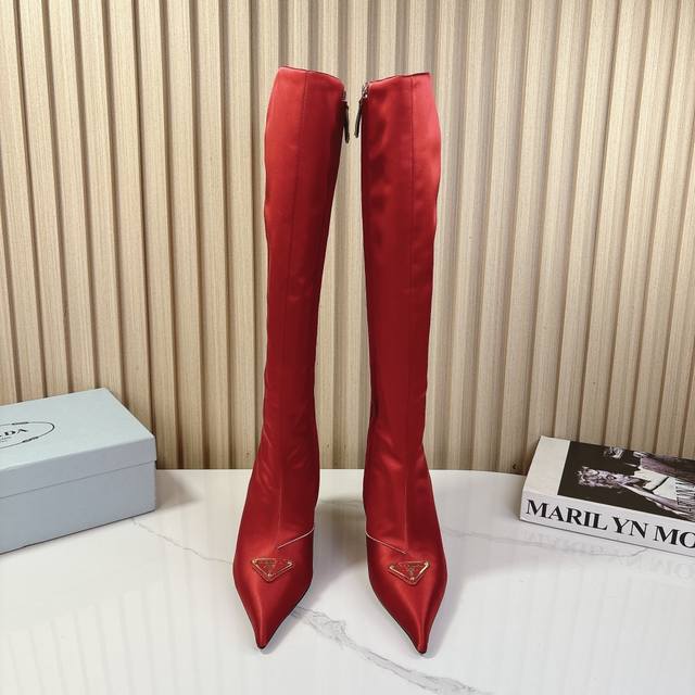 Prad*A普拉*达 Vs秋冬最新走秀爆款高靴系列 三角扣高跟长靴 Prada早春t台走秀网红同款＂造梦不夜城＂，Prada能在重要场合上用得上了，小清新风带点