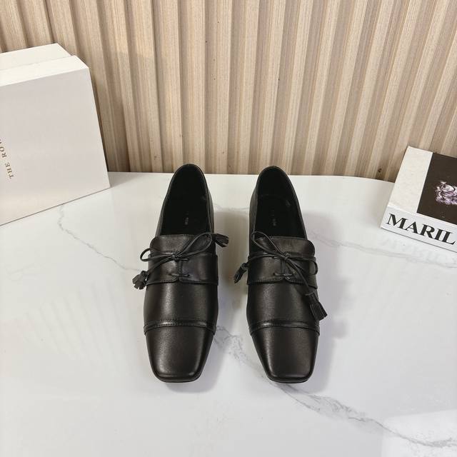 Therow ｜ 新品方头粗跟小皮鞋 Therow风格一直都是优雅与简约 此款单鞋以头层羊皮为鞋面 方头复古极简设计 散发着优雅与现代感无论是作为小皮鞋还是玛丽