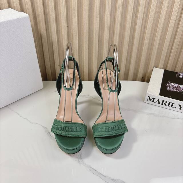 Dior 迪奥24S新品 防水台一字带高跟凉鞋 面料采用进口织布 内里踮脚均为羊皮 意大利进口牛皮大底 跟高：12Cm 水台：3Cm 码数：35-39 40 4
