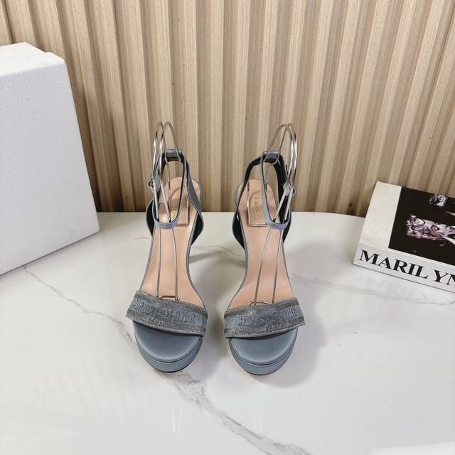 Dior 迪奥24S新品 防水台一字带高跟凉鞋 面料采用进口织布 内里踮脚均为羊皮 意大利进口牛皮大底 跟高：12Cm 水台：3Cm 码数：35-39 40 4