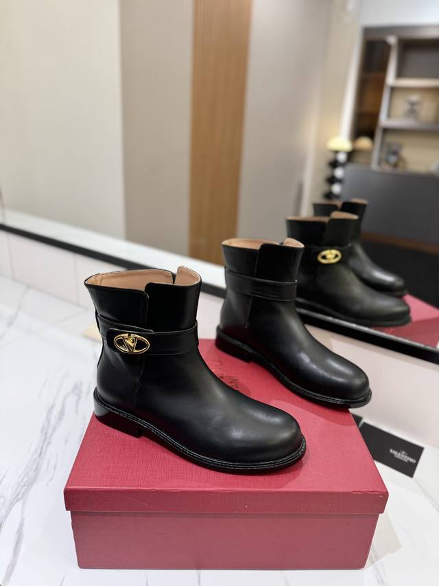 Valentino Garavanivl -V专柜最新款骑士小短靴外侧v扣锁版面设计- 顶级版本绝对史上最强货 舒适好穿楦型与专柜一致，优雅气质、 面料 进口牛