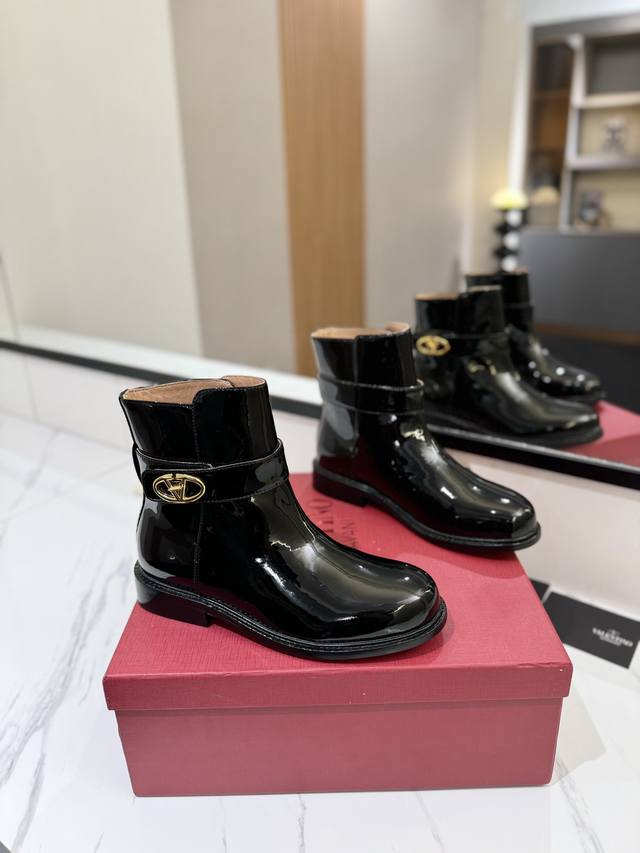 Valentino Garavanivl -V专柜最新款骑士小短靴外侧v扣锁版面设计- 顶级版本绝对史上最强货 舒适好穿楦型与专柜一致，优雅气质、 面料 进口牛