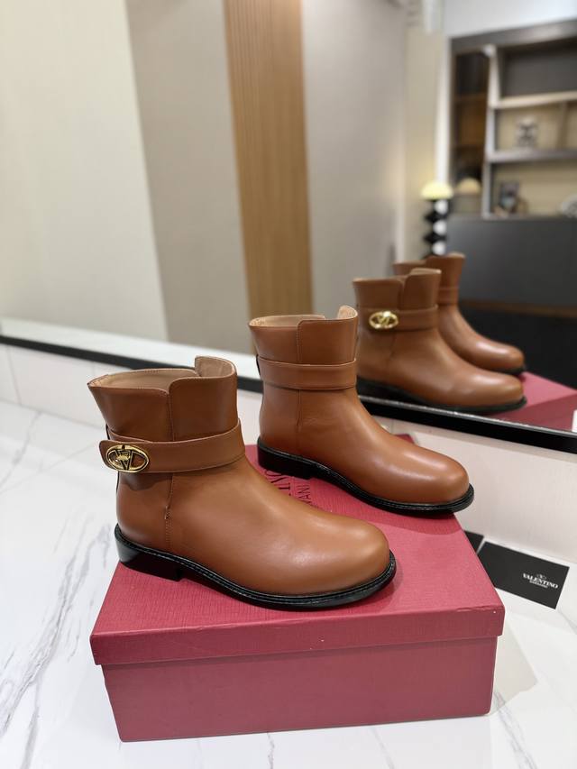 Valentino Garavanivl -V专柜最新款骑士小短靴外侧v扣锁版面设计- 顶级版本绝对史上最强货 舒适好穿楦型与专柜一致，优雅气质、 面料 进口牛
