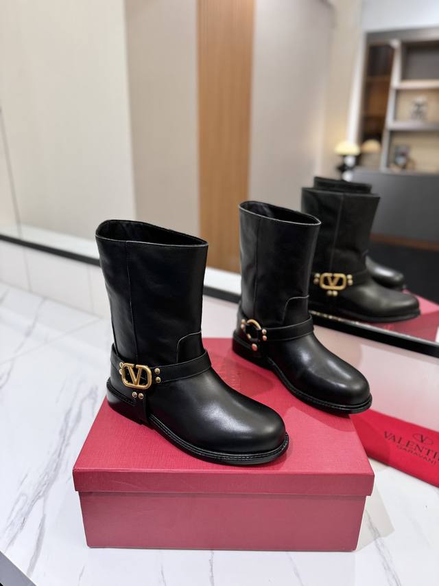 Valentino Garavanivl -V专柜最新款骑士中筒战靴外侧v扣锁版面设计- 顶级版本绝对史上最强货 舒适好穿楦型与专柜一致，优雅气质、 面料 进口