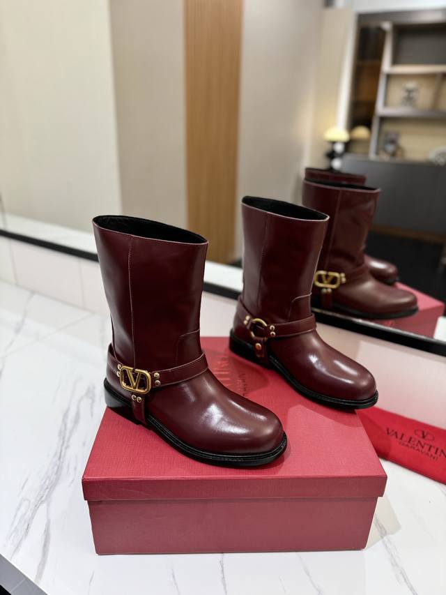 Valentino Garavanivl -V专柜最新款骑士中筒战靴外侧v扣锁版面设计- 顶级版本绝对史上最强货 舒适好穿楦型与专柜一致，优雅气质、 面料 进口