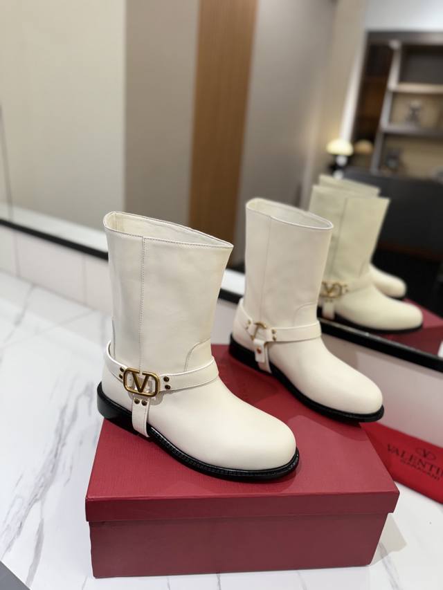 Valentino Garavanivl -V专柜最新款骑士中筒战靴外侧v扣锁版面设计- 顶级版本绝对史上最强货 舒适好穿楦型与专柜一致，优雅气质、 面料 进口