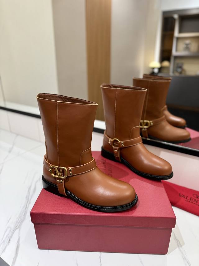 Valentino Garavanivl -V专柜最新款骑士中筒战靴外侧v扣锁版面设计- 顶级版本绝对史上最强货 舒适好穿楦型与专柜一致，优雅气质、 面料 进口