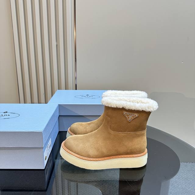 高版本出厂 Prada*普拉达 Ss秋冬新款绑带雪地靴真羊毛短靴 时尚大方的设计呈现经典轮廓。不管面对任何场所 主场只属于你！ 面料：原版进口牛反绒 内里：进口