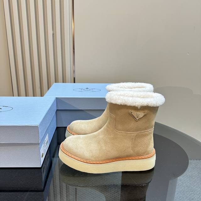高版本出厂 Prada*普拉达 Ss秋冬新款绑带雪地靴真羊毛短靴 时尚大方的设计呈现经典轮廓。不管面对任何场所 主场只属于你！ 面料：原版进口牛反绒 内里：进口