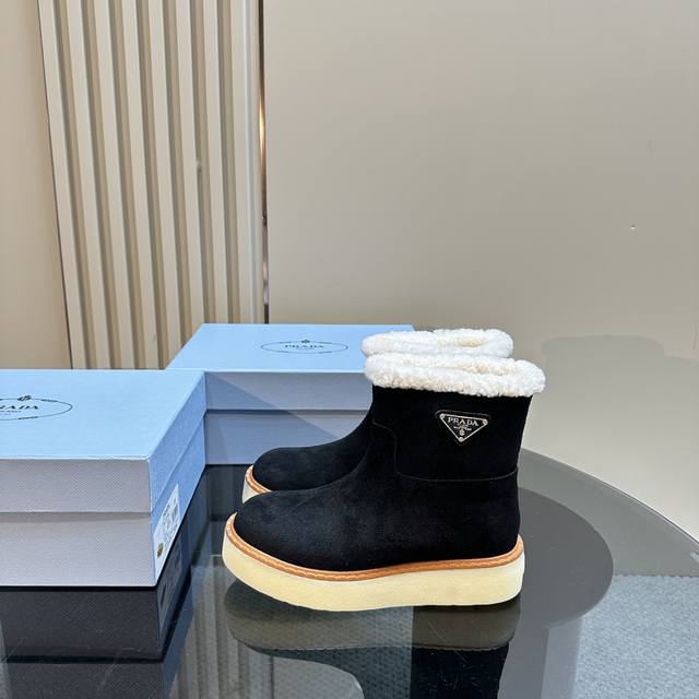 高版本出厂 Prada*普拉达 Ss秋冬新款绑带雪地靴真羊毛短靴 时尚大方的设计呈现经典轮廓。不管面对任何场所 主场只属于你！ 面料：原版进口牛反绒 内里：进口