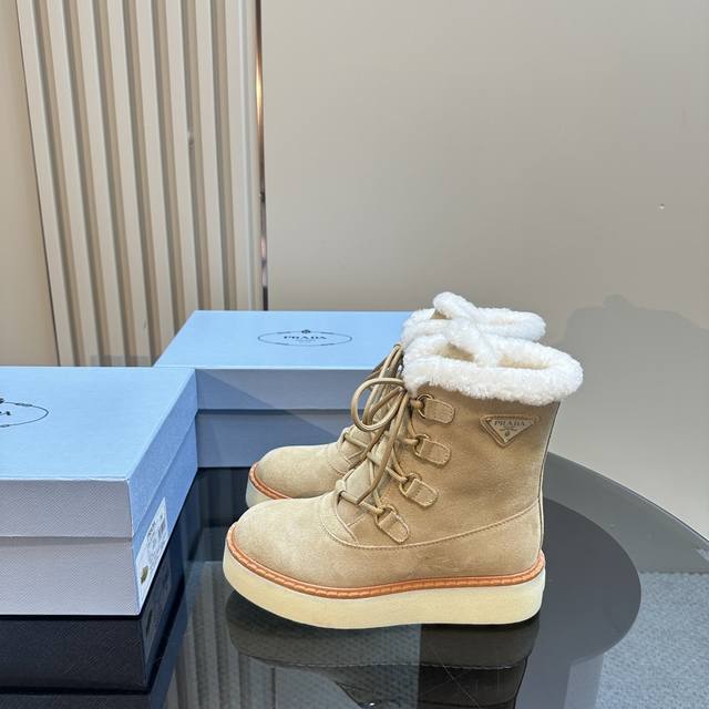 高版本出厂 Prada*普拉达 Ss秋冬新款绑带雪地靴真羊毛短靴 时尚大方的设计呈现经典轮廓。不管面对任何场所 主场只属于你！ 面料：原版进口牛反绒 内里：进口