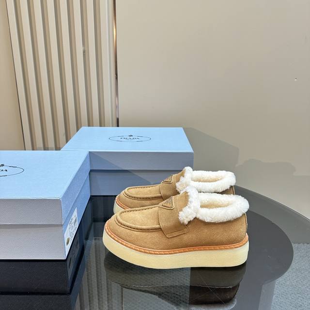 高版本出厂 Prada*普拉达 Ss秋冬新款毛里运动鞋休闲鞋闪亮登场 时尚大方的设计呈现经典轮廓。不管面对任何场所 主场只属于你！ 面料：原版进口牛反绒 内里：