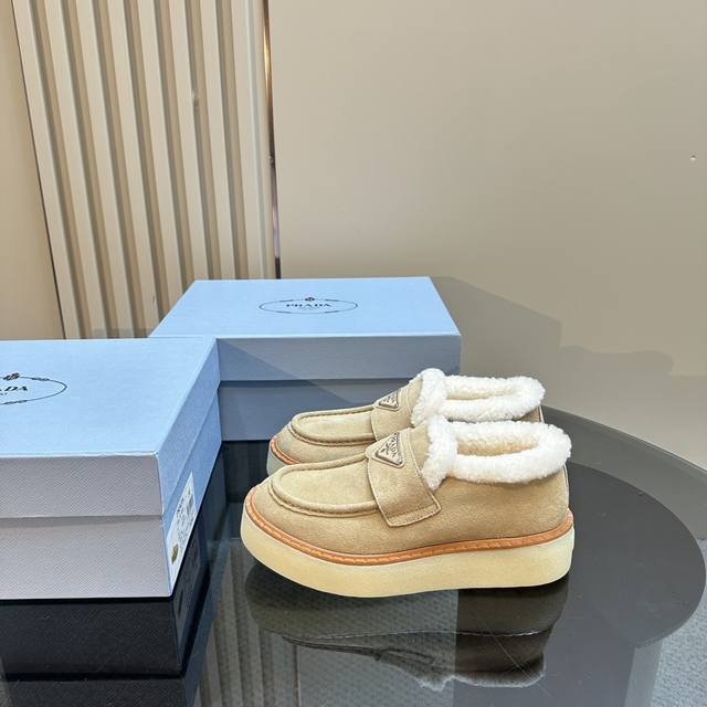 高版本出厂 Prada*普拉达 Ss秋冬新款毛里运动鞋休闲鞋闪亮登场 时尚大方的设计呈现经典轮廓。不管面对任何场所 主场只属于你！ 面料：原版进口牛反绒 内里：