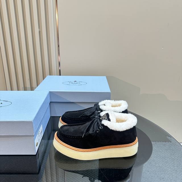 高版本出厂 Prada*普拉达 Ss秋冬新款毛里运动鞋休闲鞋闪亮登场 时尚大方的设计呈现经典轮廓。不管面对任何场所 主场只属于你！ 面料：原版进口牛反绒 内里：