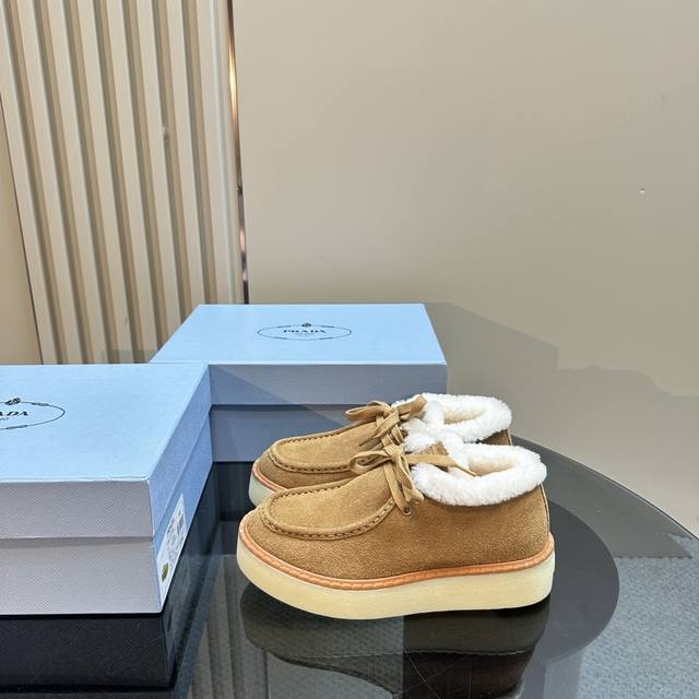 高版本出厂 Prada*普拉达 Ss秋冬新款毛里运动鞋休闲鞋闪亮登场 时尚大方的设计呈现经典轮廓。不管面对任何场所 主场只属于你！ 面料：原版进口牛反绒 内里：