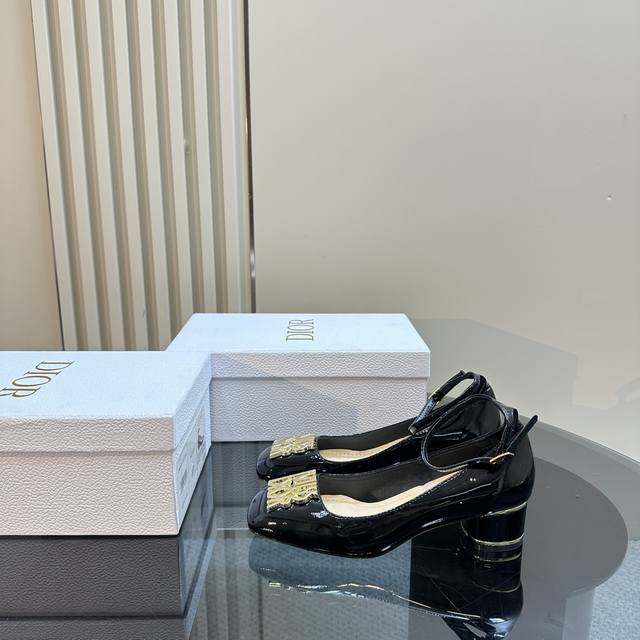 Dior 春夏玛丽珍凉鞋 单鞋系列 延续d家永恒经典！这款鞋低调不失华丽 性感又不显张扬 鞋型是大家都爱的秀气款 非常非常显瘦 侧面整个弧度将脚部曲线完美展现
